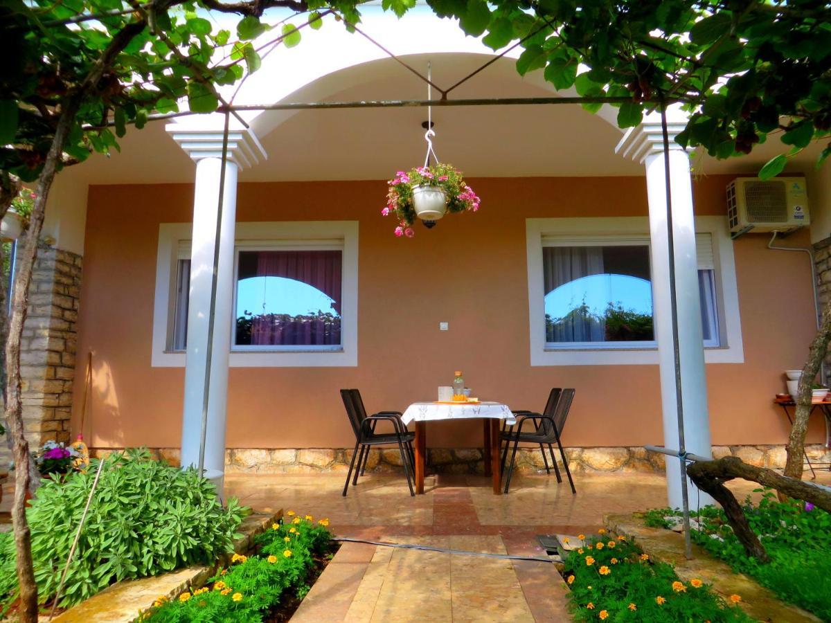 Beach Apartments Roza - The Garden Apartment Biograd Na Moru Exteriér fotografie