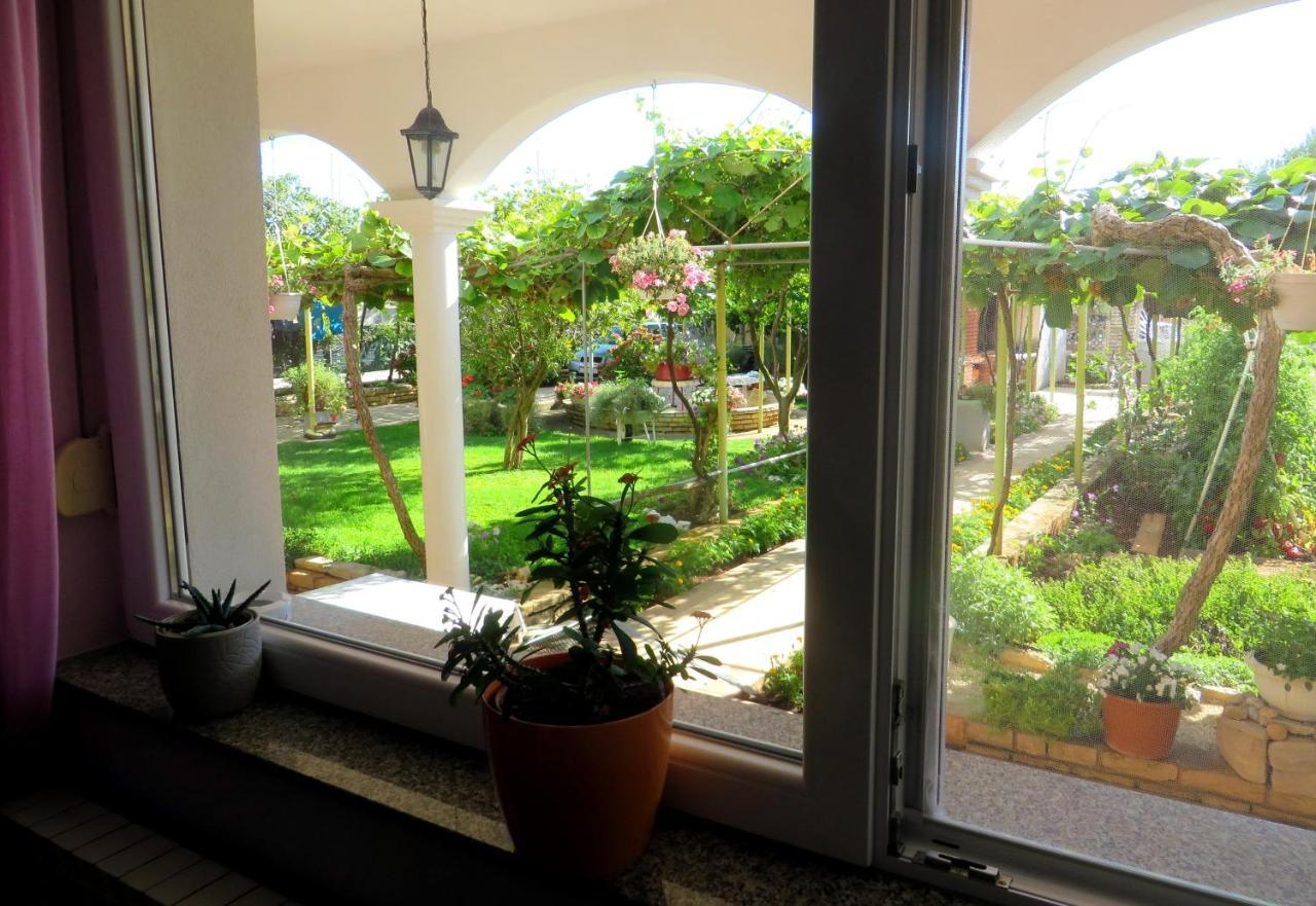 Beach Apartments Roza - The Garden Apartment Biograd Na Moru Exteriér fotografie
