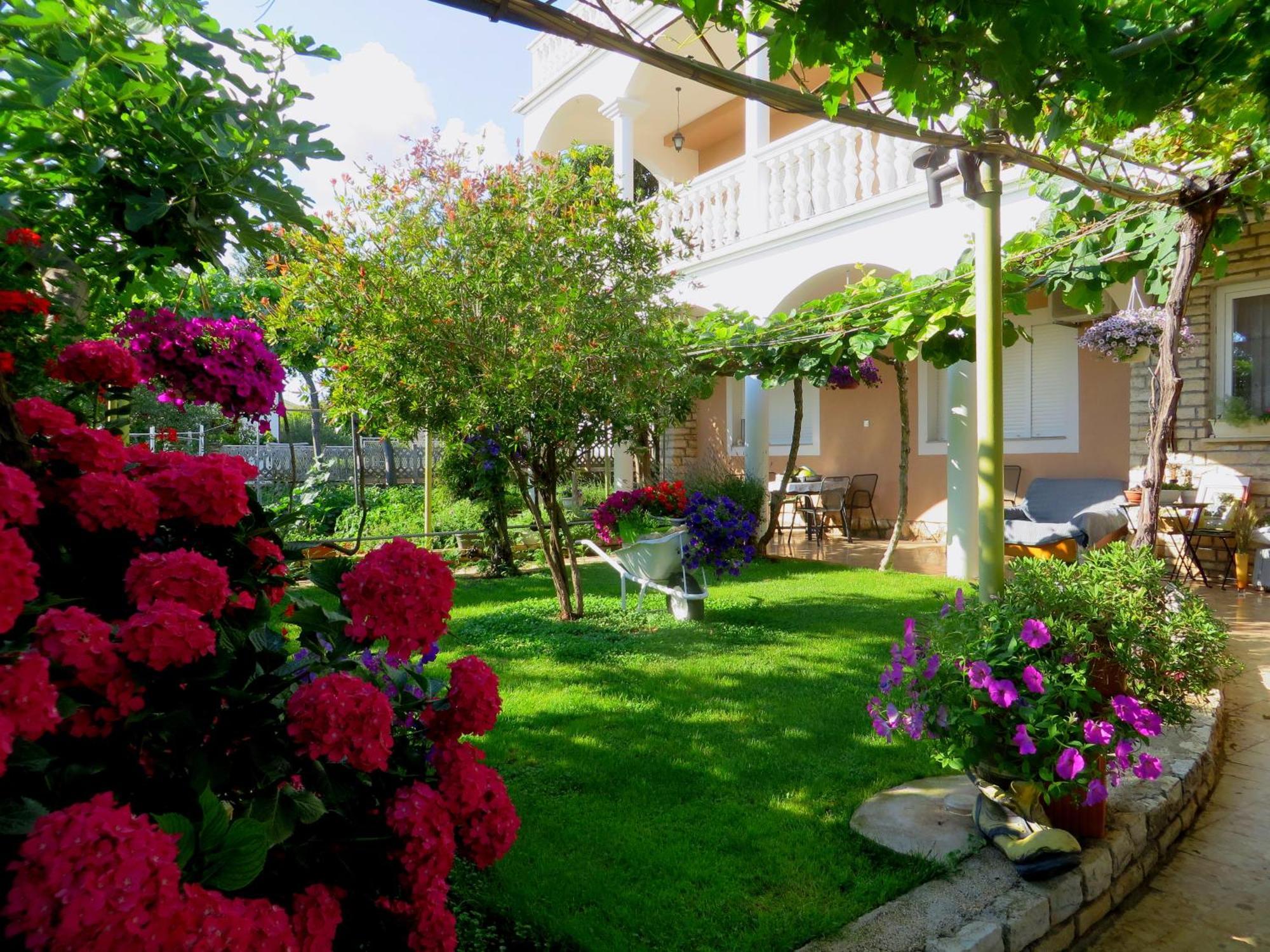 Beach Apartments Roza - The Garden Apartment Biograd Na Moru Exteriér fotografie